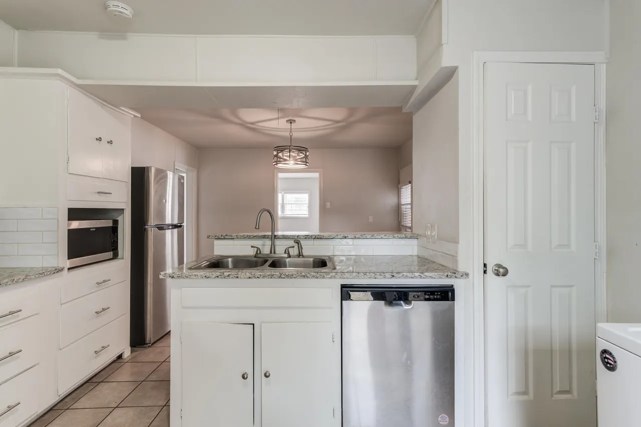Photo 14 — 2404 25th Street, Lubbock, TX 79411