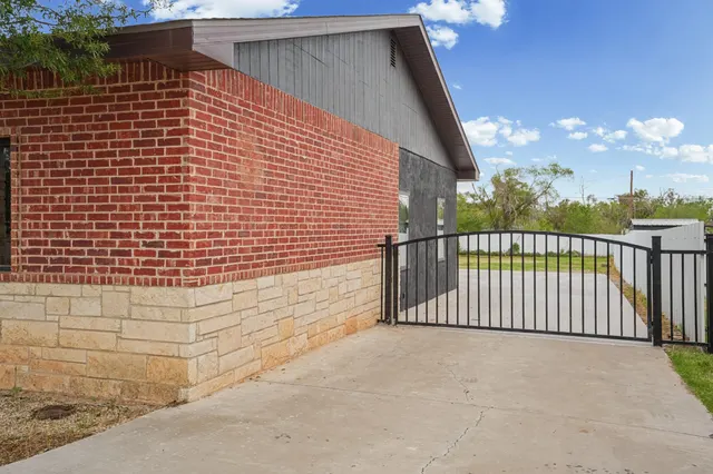 Photo 4 — 7327 19th Street, Lubbock, TX 79407