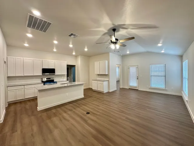 Photo 2 — 616 E 16th Street, Wolfforth, TX 79382