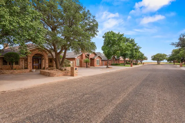 Photo 2 — 127 Aransas Avenue, Levelland, TX 79336
