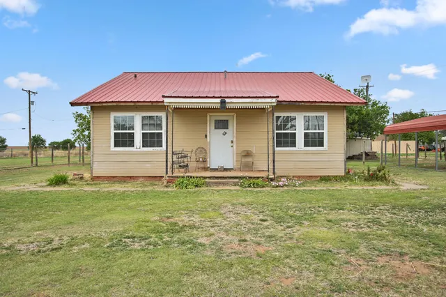 Photo 2 — 618 W 1st Street, Crosbyton, TX 79322