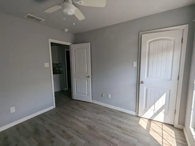 Photo 8 — 1302 N Clinton Avenue B, Lubbock, TX 79416