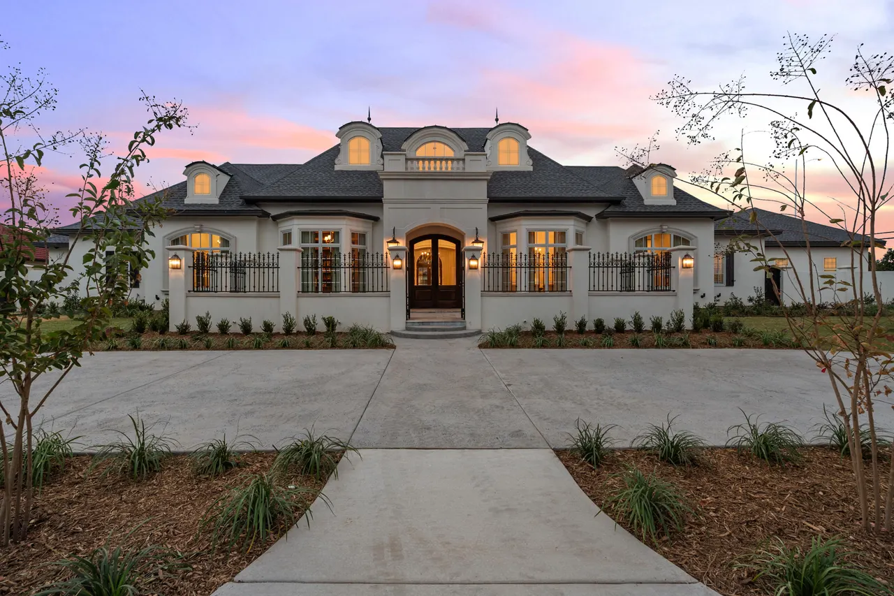 Photo 2 — 1902 Aberdeen Avenue, Lubbock, TX 79407