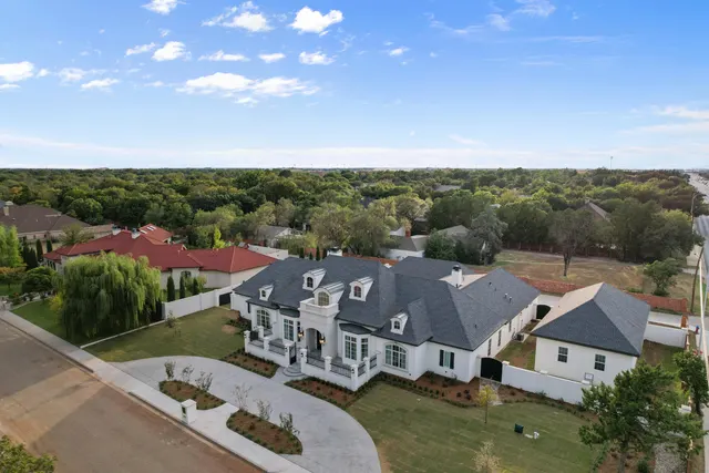 Photo 3 — 1902 Aberdeen Avenue, Lubbock, TX 79407