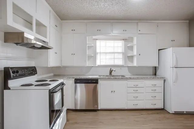 Photo 6 — 2419 32nd Street, Lubbock, TX 79411