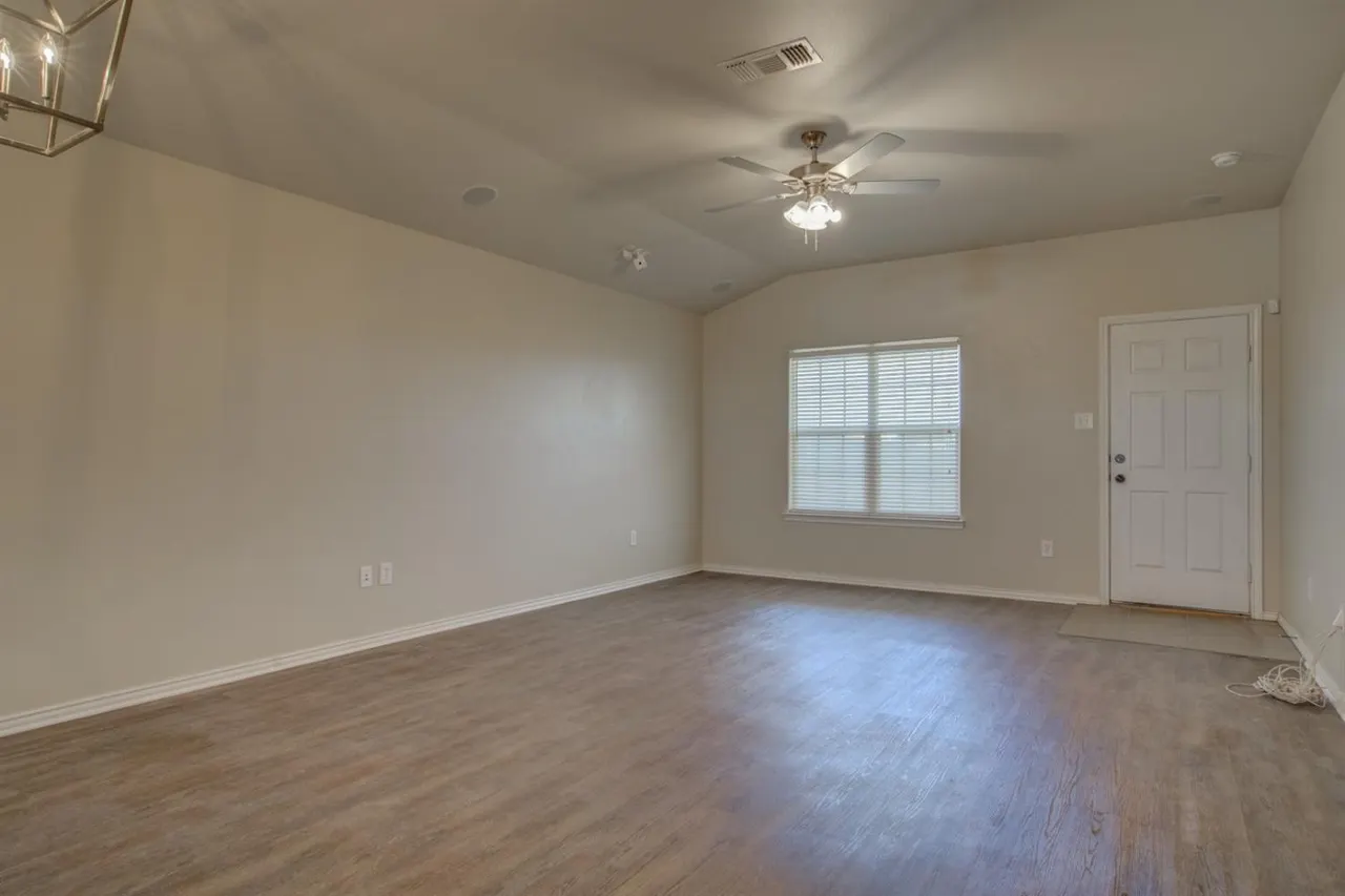Photo 4 — 1715 100th Street, Lubbock, TX 79423