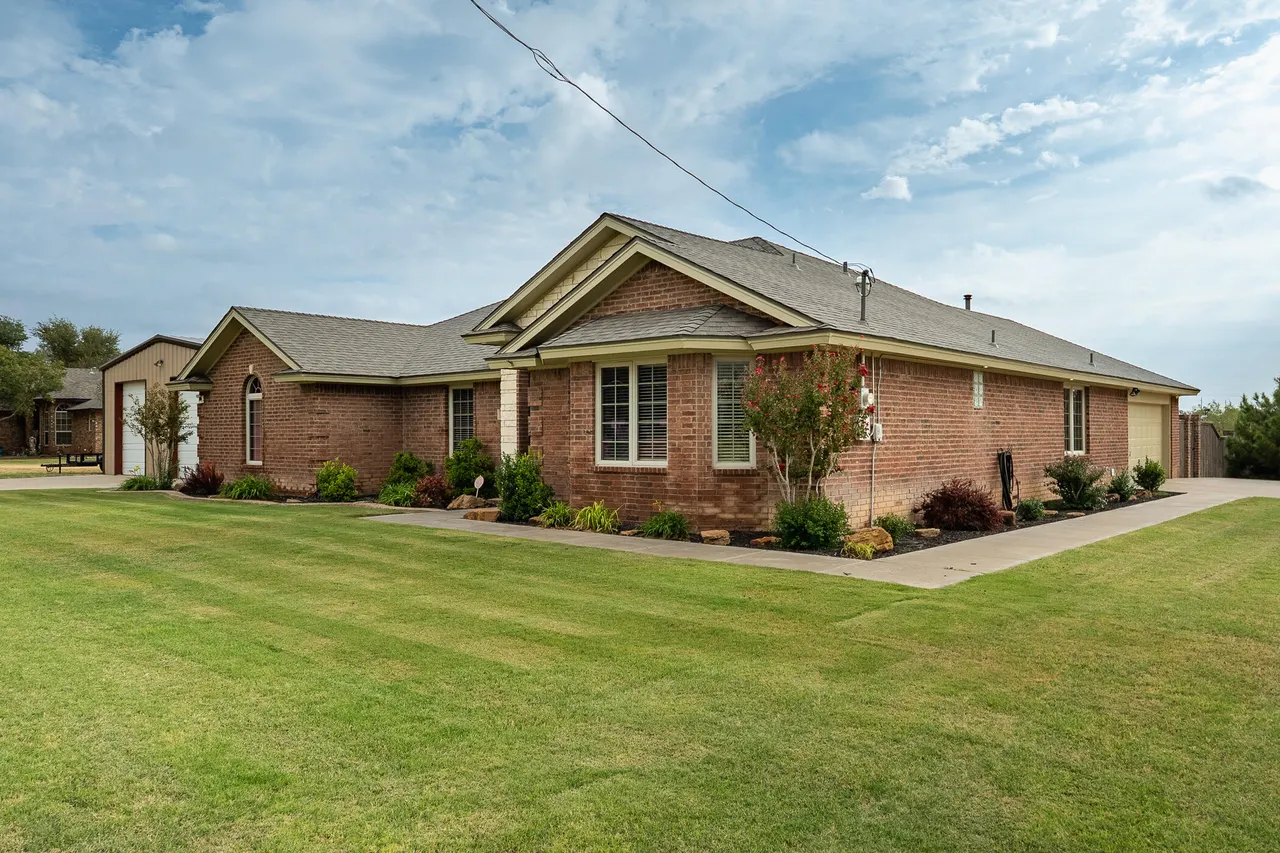 Photo 2 — 2102 Mesa Road, Lubbock, TX 79403