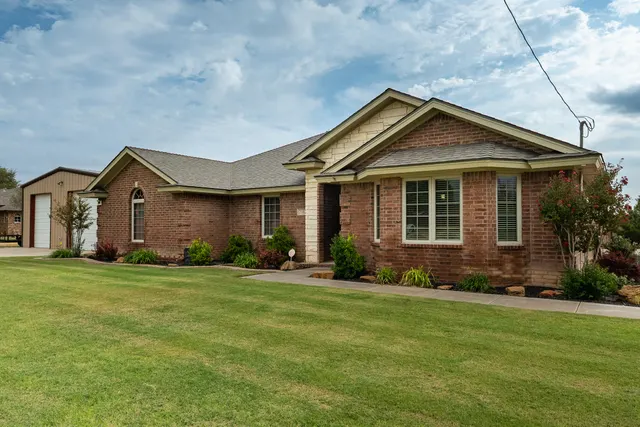 Photo 3 — 2102 Mesa Road, Lubbock, TX 79403