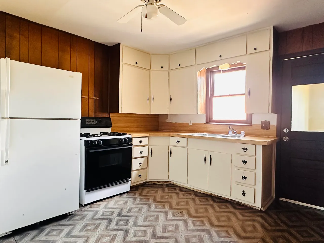 Photo 8 — 325 W Mississippi Street, Floydada, TX 79235