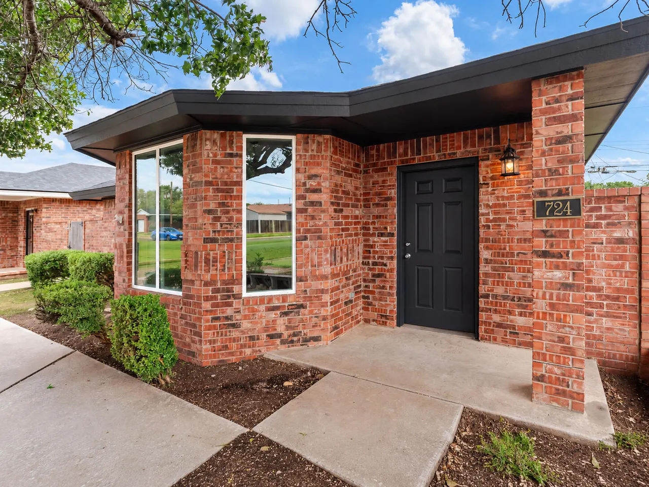 Photo 2 — 724 Hickory Street, Levelland, TX 79336
