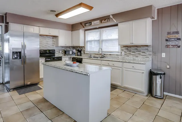 Photo 6 — 2112 67th Street, Lubbock, TX 79412