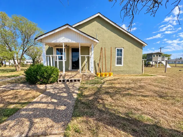 Front exterior — 1220 S 10th Street, Slaton, TX 79364