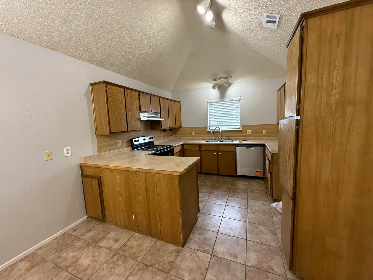 Photo 4 — 5615 Duke Street, Lubbock, TX 79416