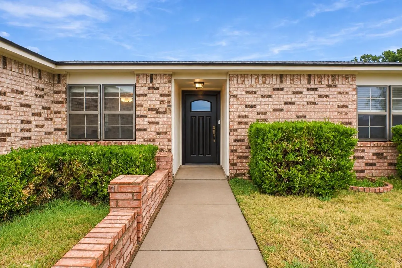 Photo 3 — 2406 94th Street, Lubbock, TX 79423