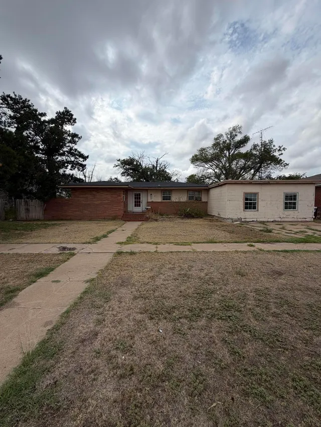 Front exterior — 207 N Bowie Avenue, Tulia, TX 79088