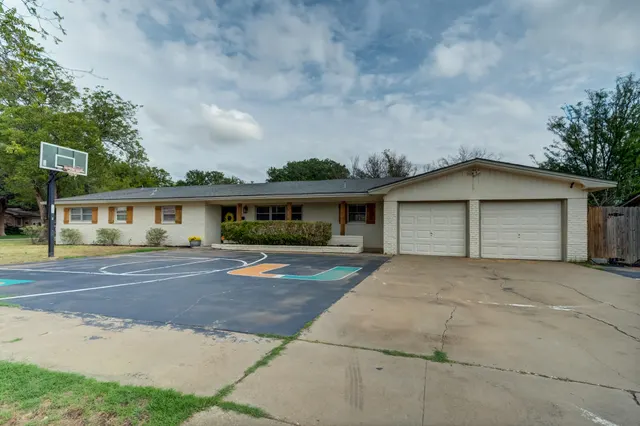 Photo 7 — 2117 62nd Street, Lubbock, TX 79412