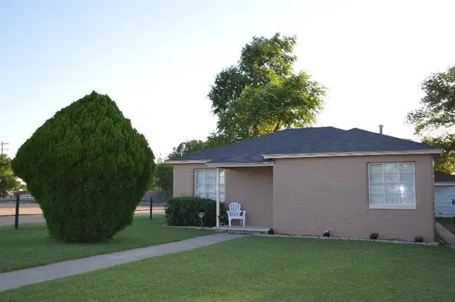 Front exterior — 1204 Ave K, Levelland, TX 79336