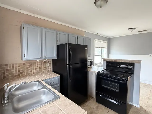 Photo 3 — 1204 Ave K, Levelland, TX 79336