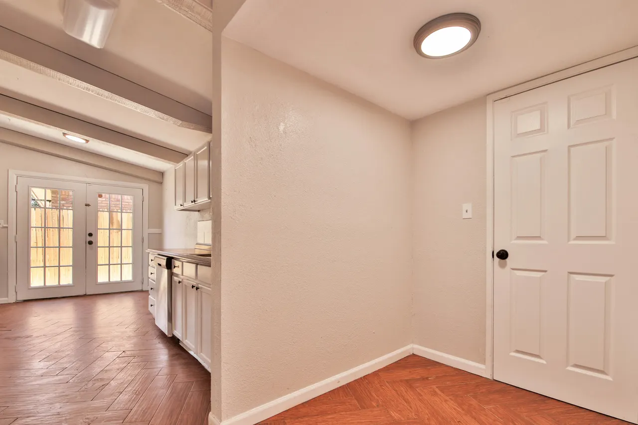 Photo 5 — 2007 68th Street, Lubbock, TX 79412