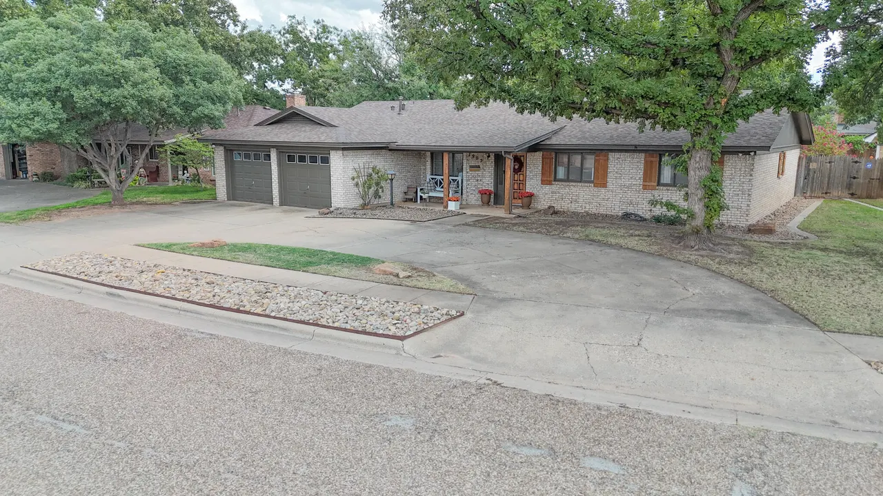 Photo 2 — 7905 Knoxville Avenue, Lubbock, TX 79423