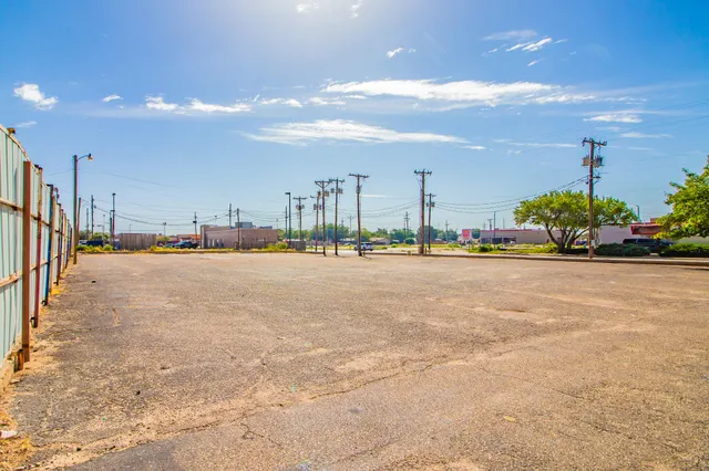 Photo 8 — 5217 50th Street, Lubbock, TX 79414