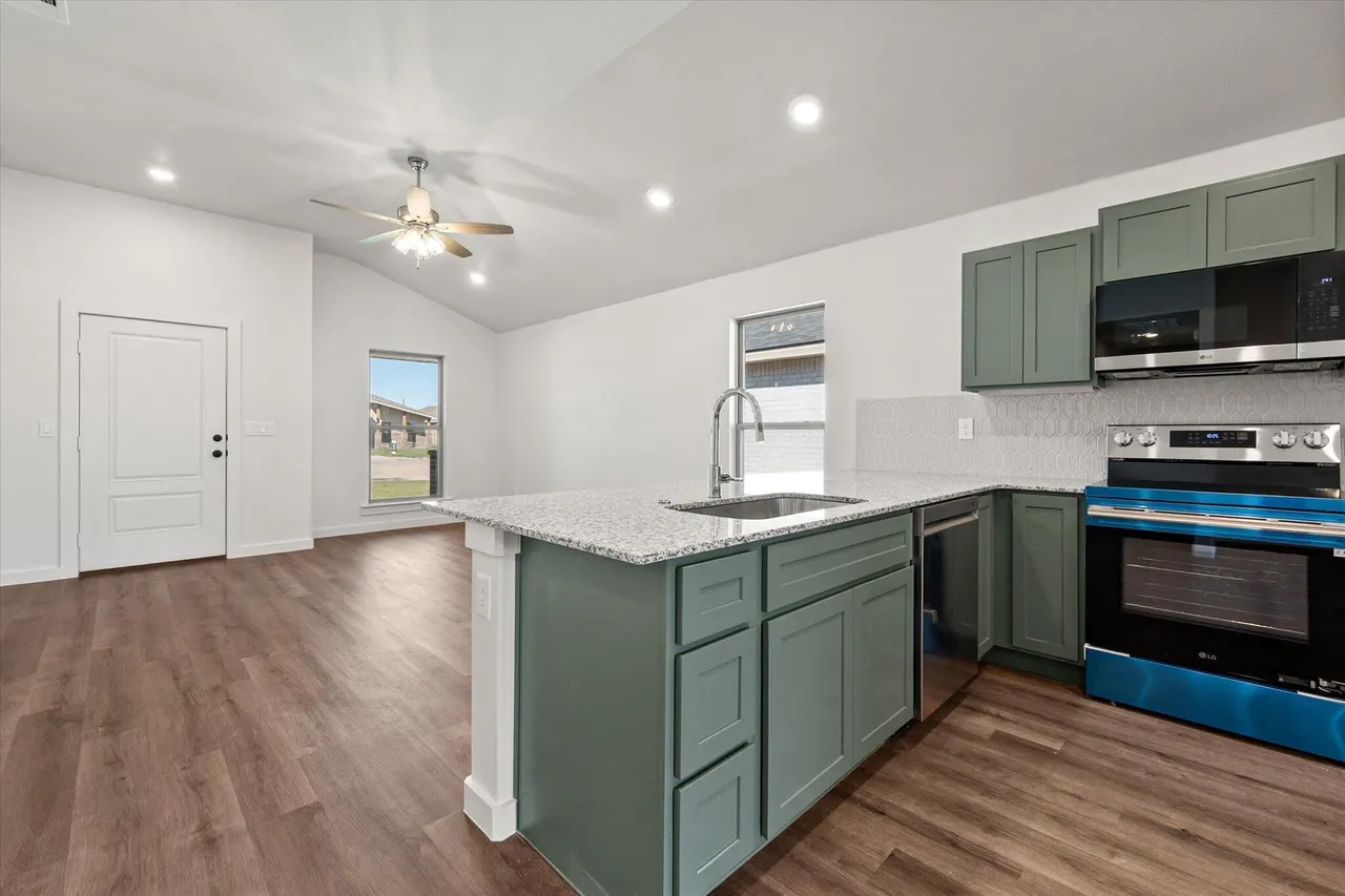 Photo 12 — 1305 Trenton Avenue, Lubbock, TX 79416
