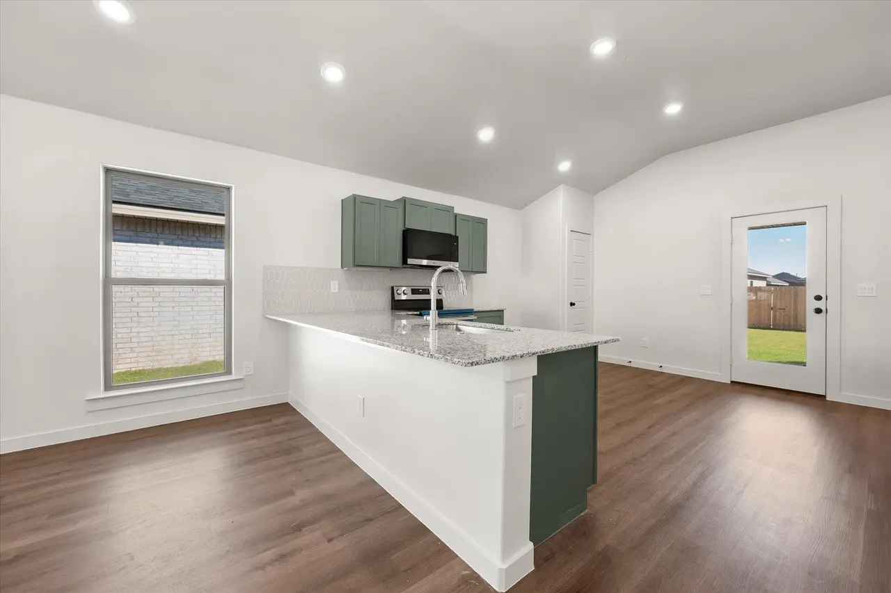 Photo 11 — 1305 Trenton Avenue, Lubbock, TX 79416