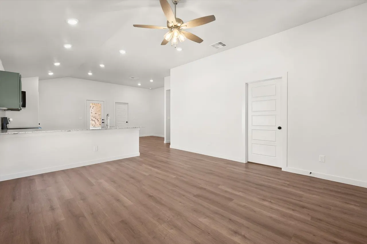 Photo 9 — 1305 Trenton Avenue, Lubbock, TX 79416