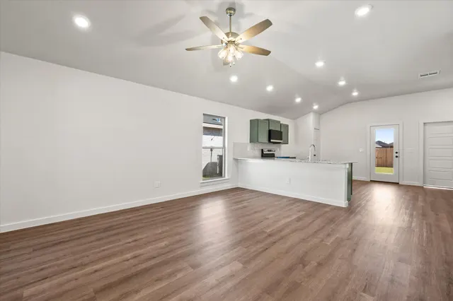 Photo 8 — 1305 Trenton Avenue, Lubbock, TX 79416