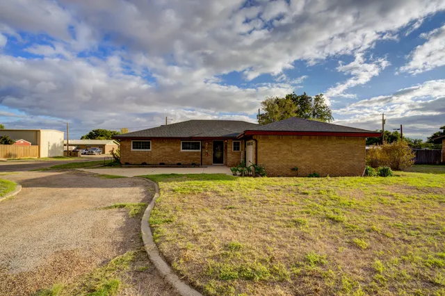 Photo 2 — 1410 2nd Street, Plains, TX 79355