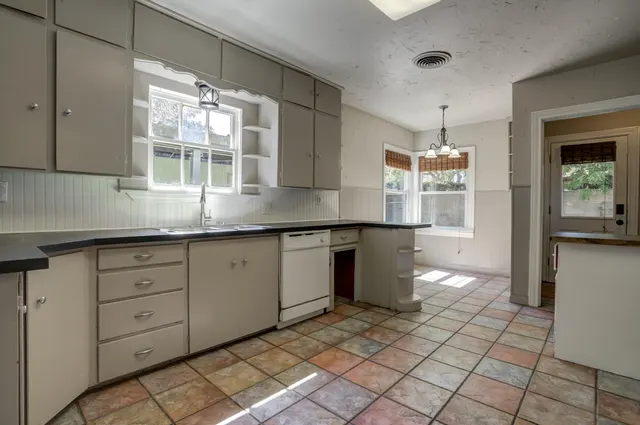 Photo 5 — 1707 31st Street, Lubbock, TX 79411