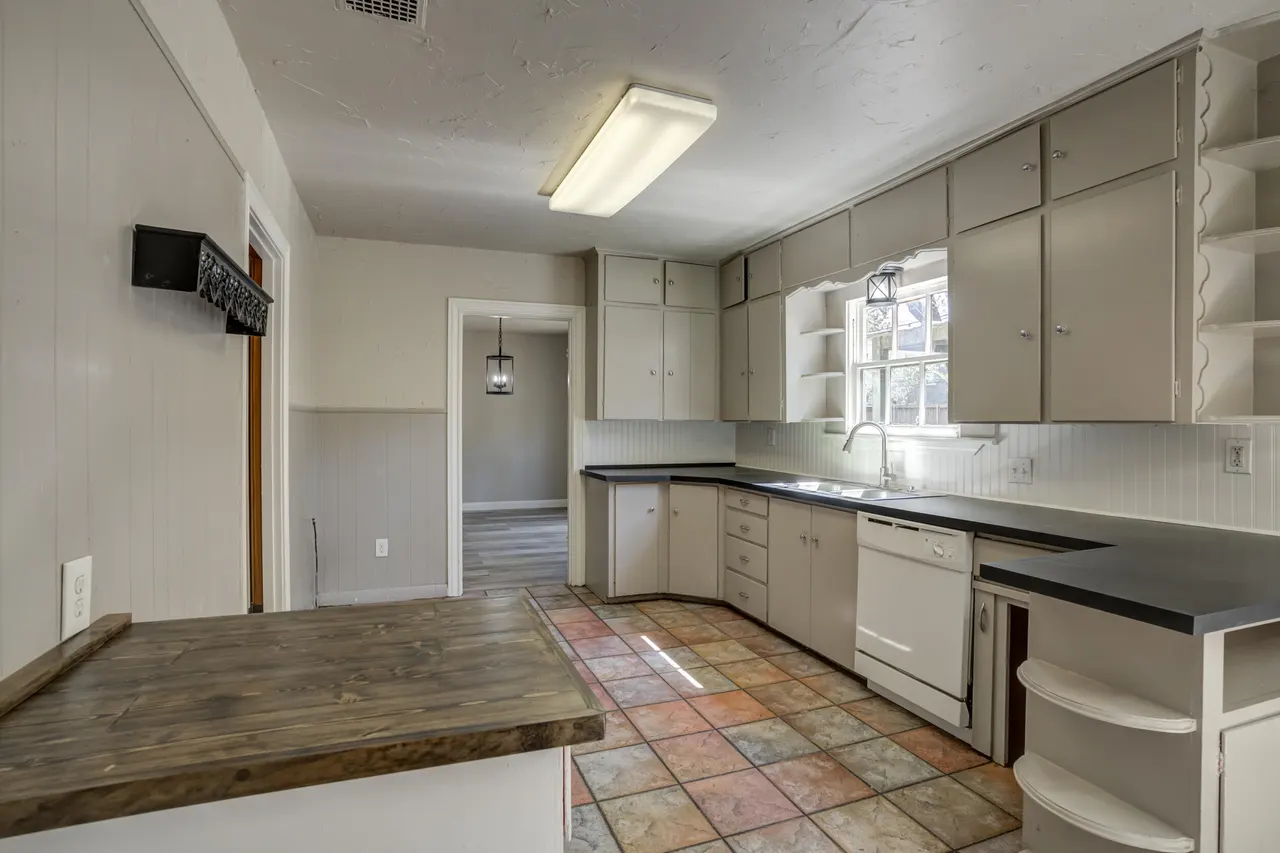 Photo 10 — 1707 31st Street, Lubbock, TX 79411