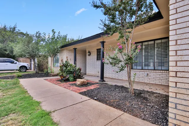 Photo 4 — 8012 Richmond Avenue, Lubbock, TX 79424