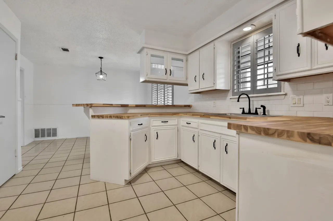 Photo 6 — 8012 Richmond Avenue, Lubbock, TX 79424