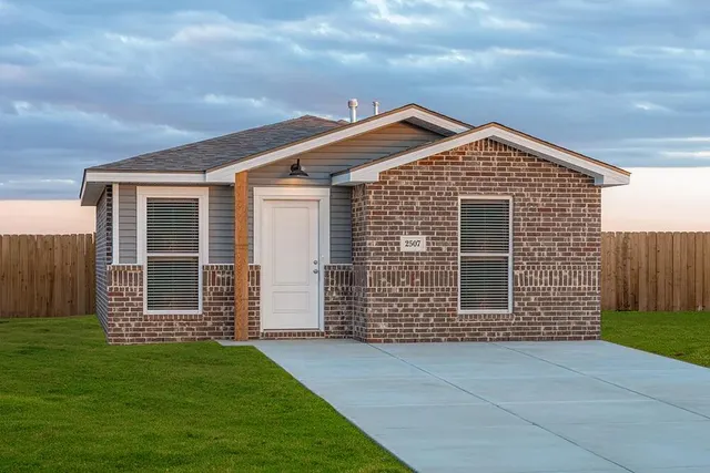 Front exterior — 2005 Tractor Avenue, Wolfforth, TX 79382