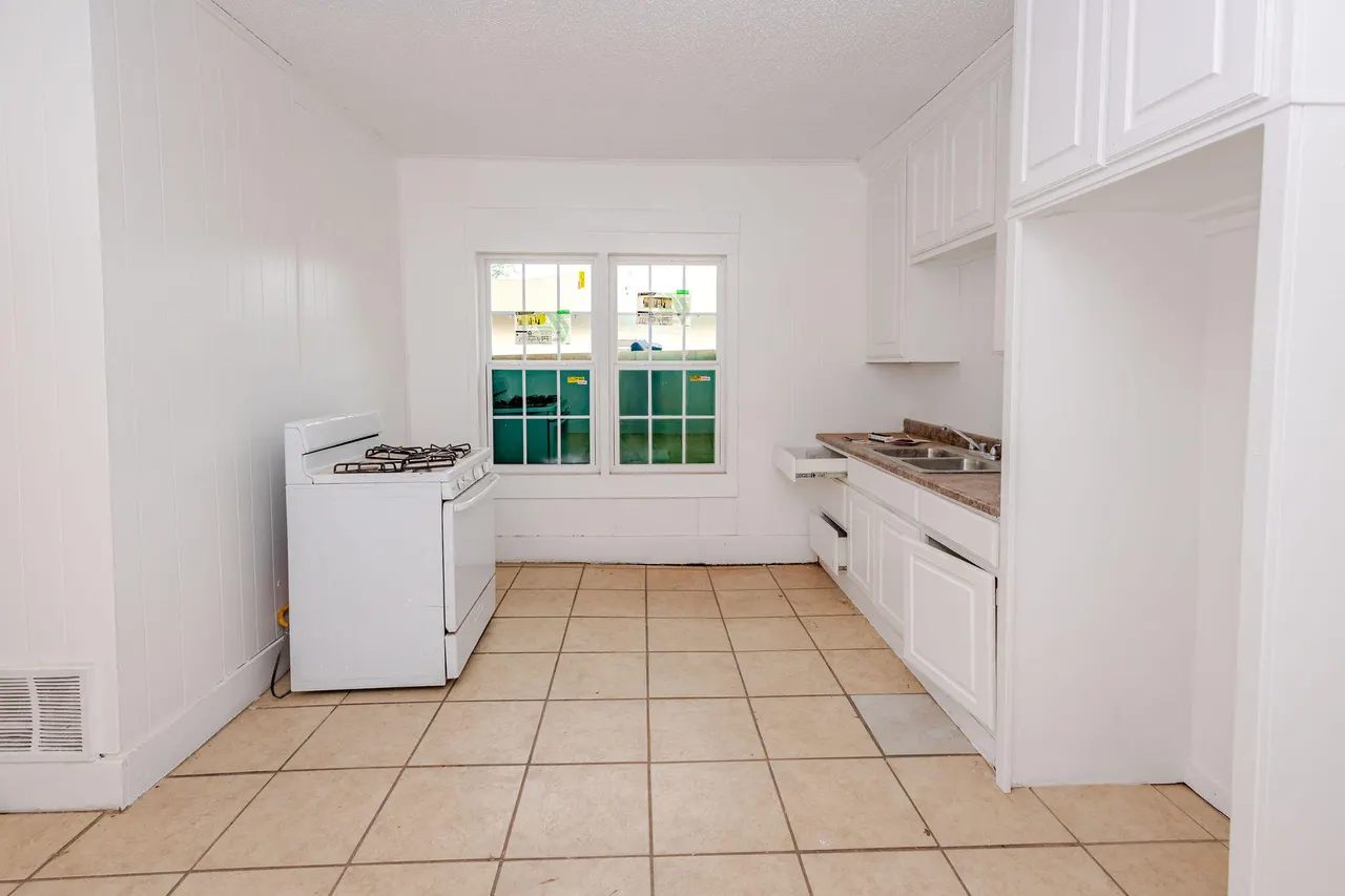 Photo 8 — 1916 Avenue O, Lubbock, TX 79411