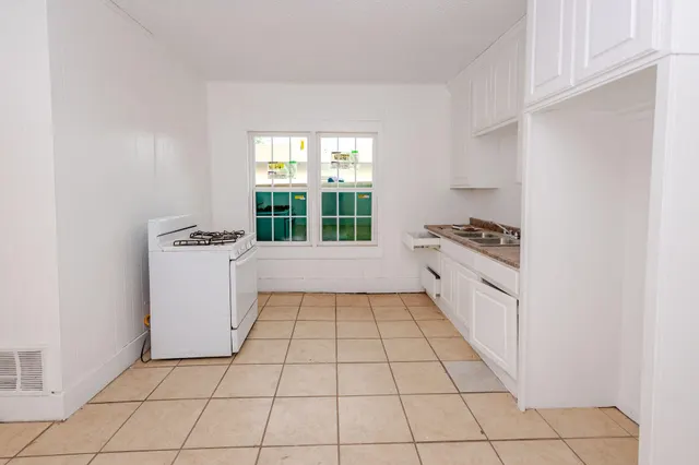 Photo 8 — 1916 Avenue O, Lubbock, TX 79411