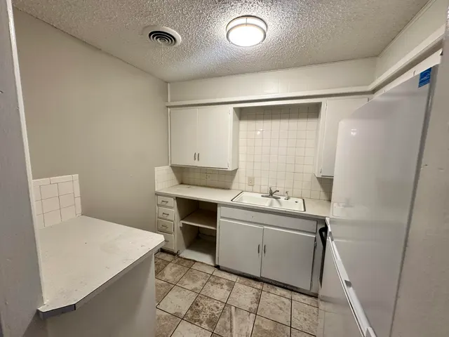 Photo 2 — 1901 42nd Street 4, Lubbock, TX 79412