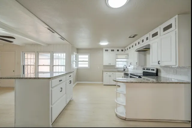 Photo 2 — 2213 33rd Street, Lubbock, TX 79411