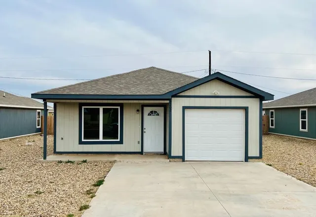 Front exterior — 2202 E 10th Street, Lubbock, TX 79403