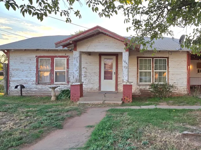 Front exterior — 104 N Avenue N, Lamesa, TX 79331