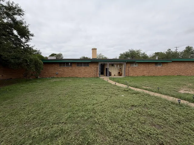 Front exterior — 202 Country Club Lane, Levelland, TX 79336