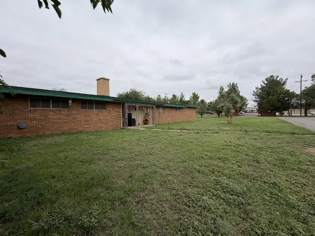 Photo 2 — 202 Country Club Lane, Levelland, TX 79336