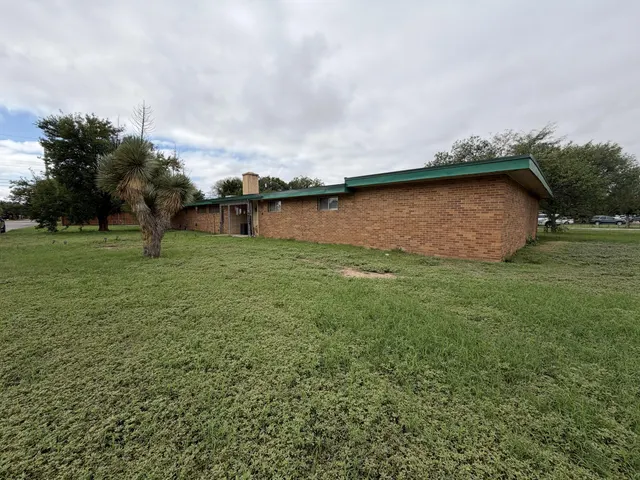 Photo 3 — 202 Country Club Lane, Levelland, TX 79336