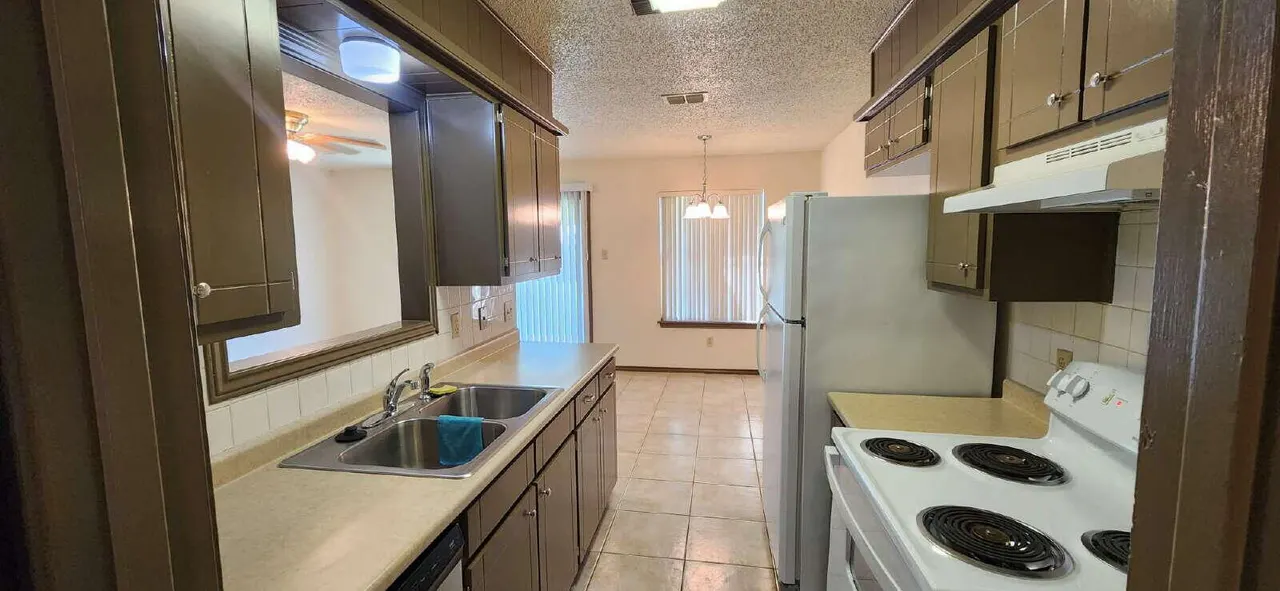 Photo 5 — 5917 16th Street, Lubbock, TX 79416