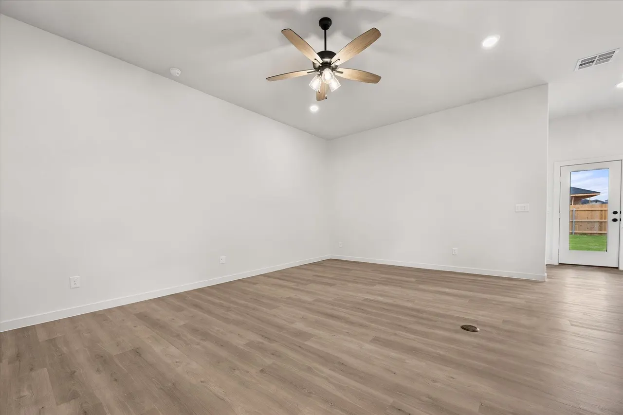 Photo 13 — 6013 Viola Avenue, Lubbock, TX 79407