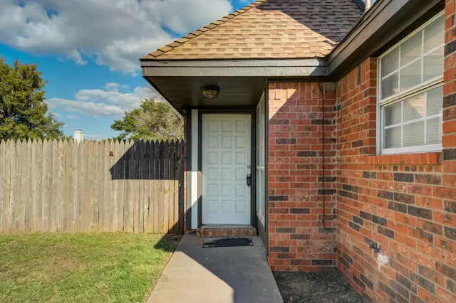 Photo 4 — 302 N Englewood Avenue, Lubbock, TX 79416
