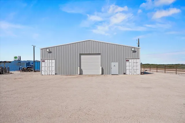 Front exterior — 1563 U.S. 82, Plains, TX 79355