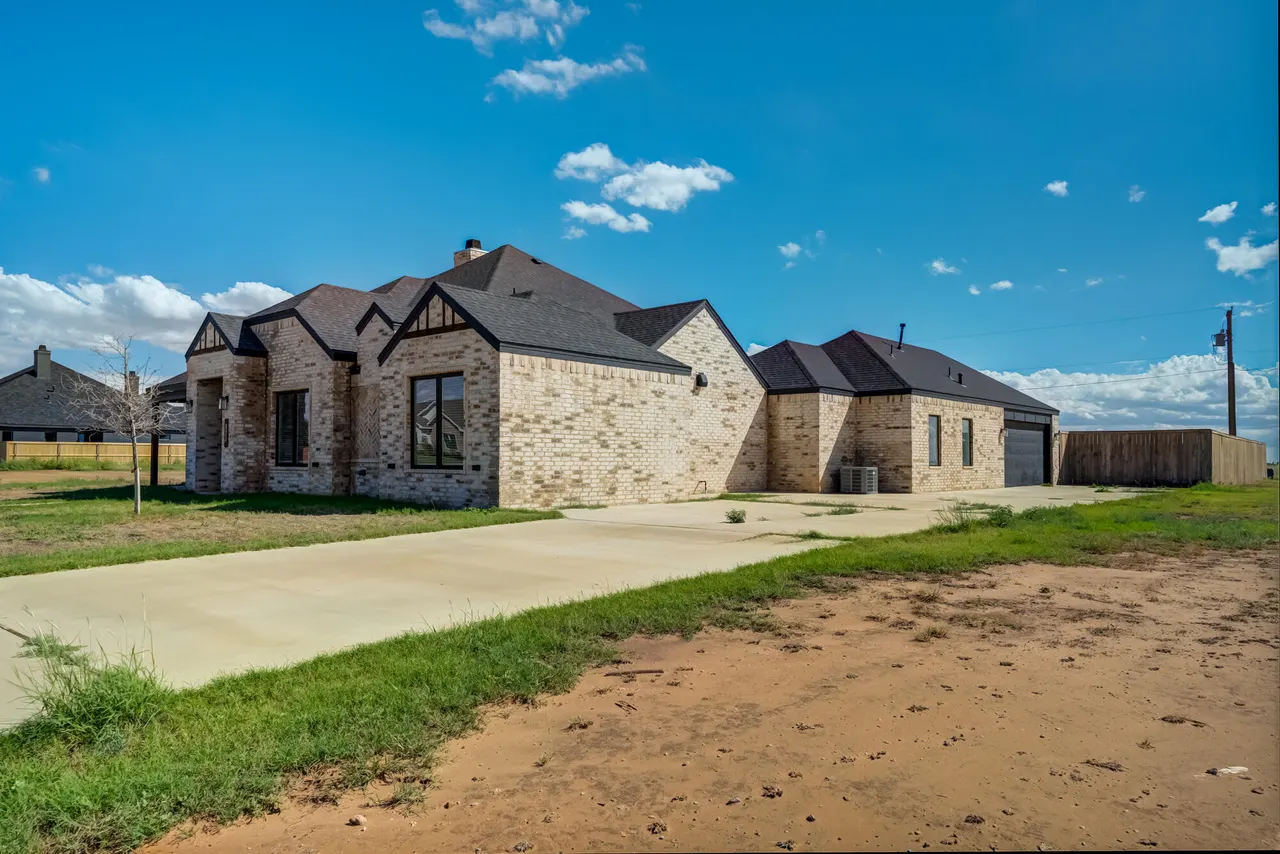 Photo 3 — 823 13th Street, Wolfforth, TX 79382