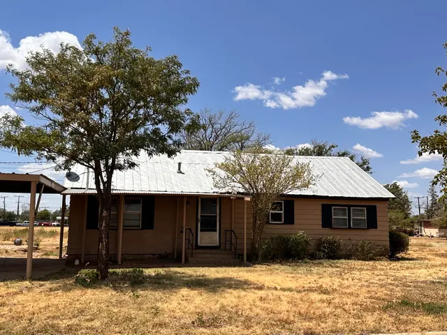 Photo 3 — 401 W Ross Street, Floydada, TX 79235